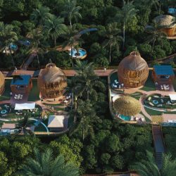 Kompleks Bamboo kućica smešten u tropskom zelenilu sa bazenima, stazama i prostorima za odmor, idealan za luksuzni ekoturizam i glamping iskustvo.